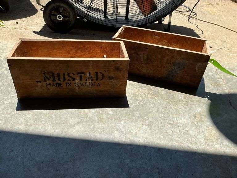 Pair of wooden boxes "Mustah" image