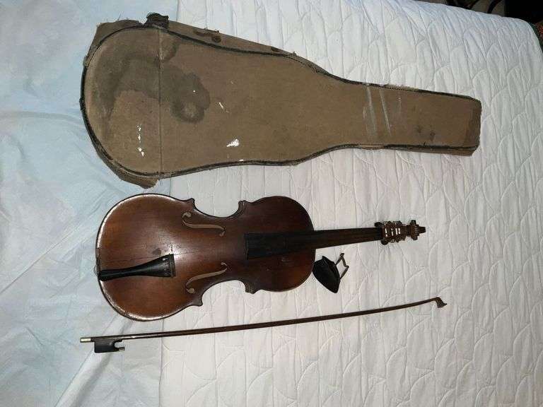 Mark II student guitar Model M2G-30HP in case image