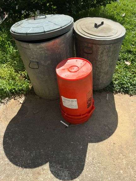 Galvanized trash cans, up to 30 gallon image