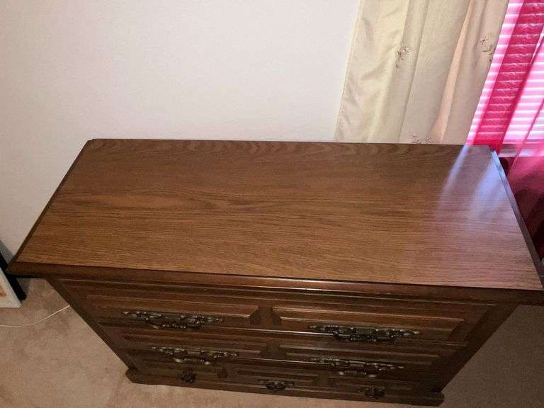 Three-drawer chest of drawers