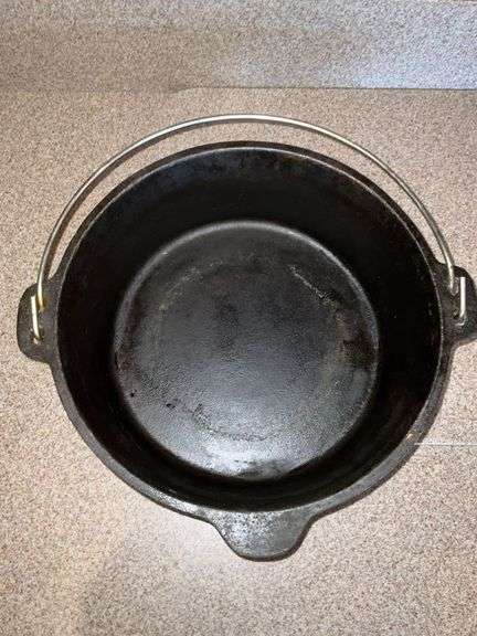 King Kooker cast dutch oven with handle image