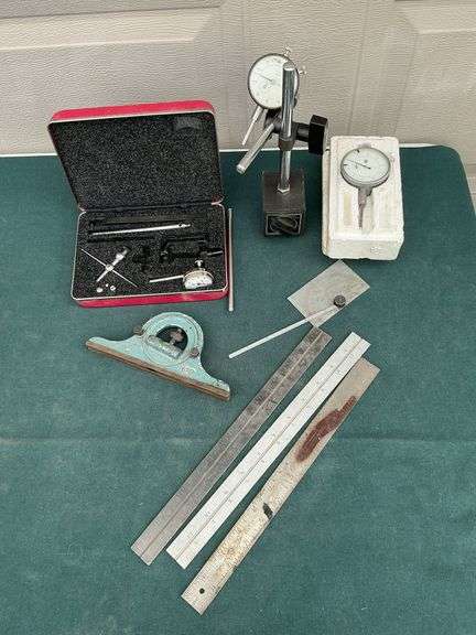 Mitutoyo dial indicator on magnetic base image