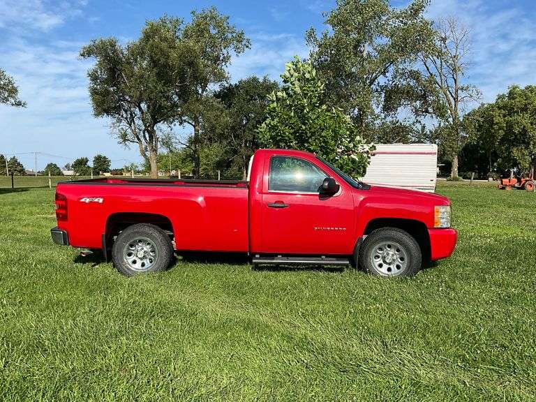 2011 Chevrolet Silverado LS 1/2 ton pickup, 4x4, 5.3L image