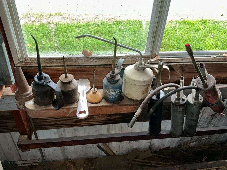 Oil cans up to 10" T and grease guns image