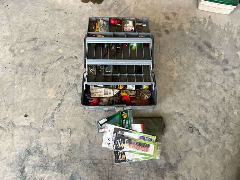 Plano plastic tackle box image