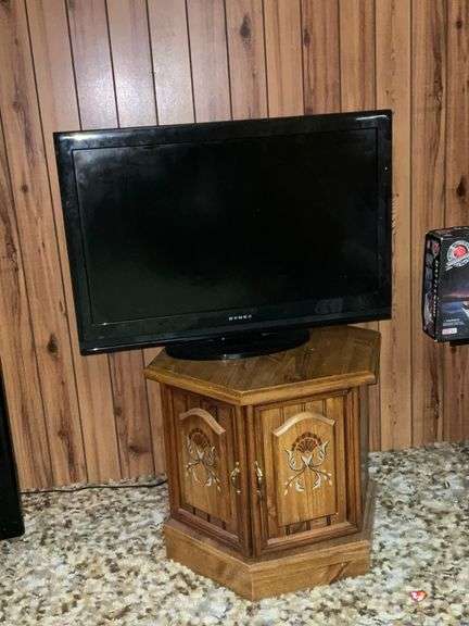 Dynex flatscreen TV, no remote, Mfg. 11/2011, Model DX-32L200A12 image