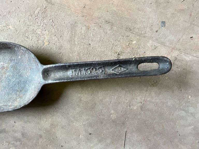 Cast iron ash shovel, marked M1525