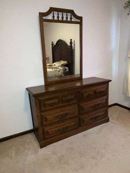 Six-drawer dresser with mirror image