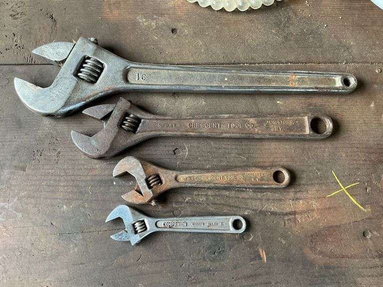 Assortment of adjustable wrenches up to 16 image