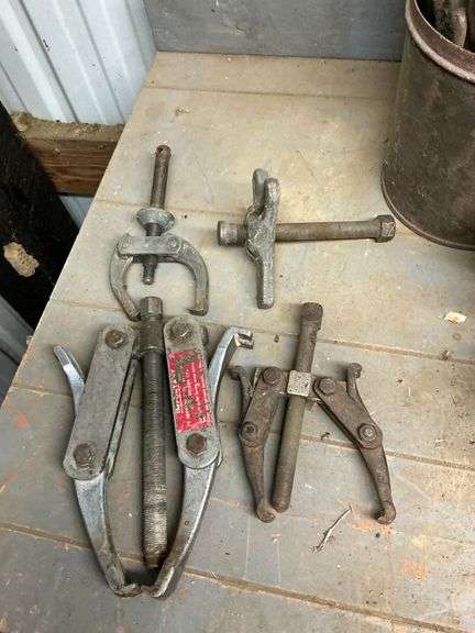 Assortment of gear pullers, up to 8". image