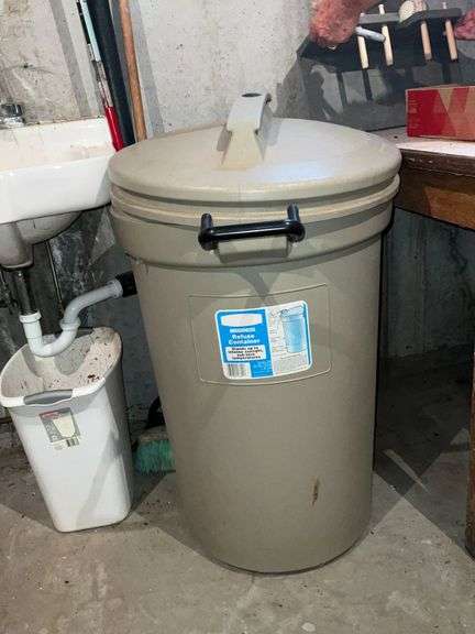 Rubbermaid Roughneck 32-gallon trash can image
