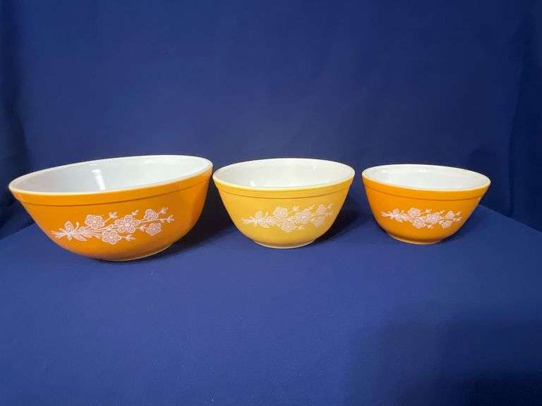Pyrex nesting bowls, Golden Butterfly image