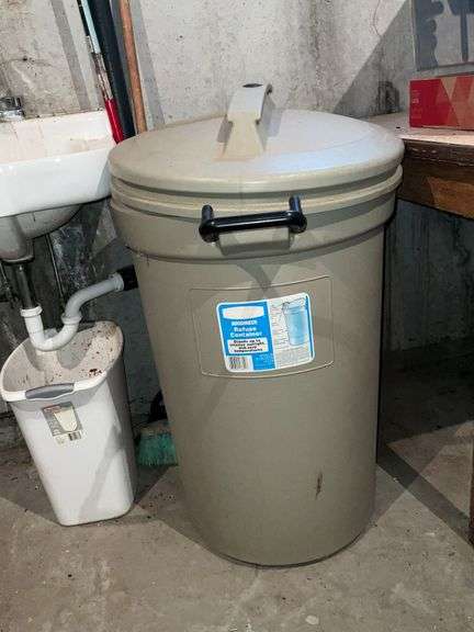 Rubbermaid Roughneck 32-gallon trash can