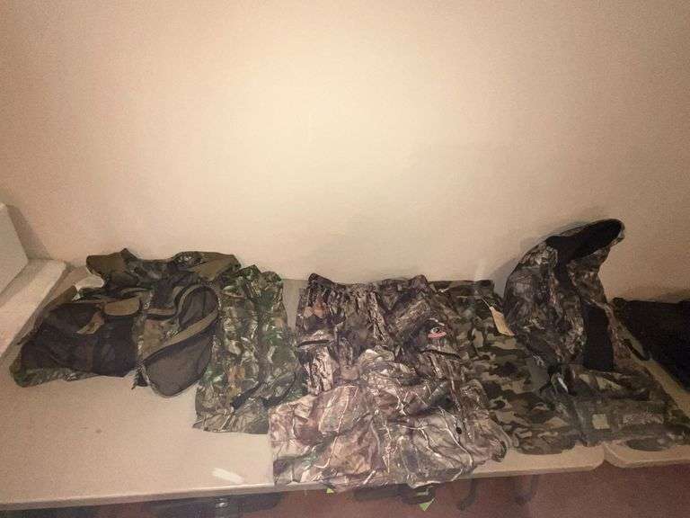 Size XL camo pants and jackets image