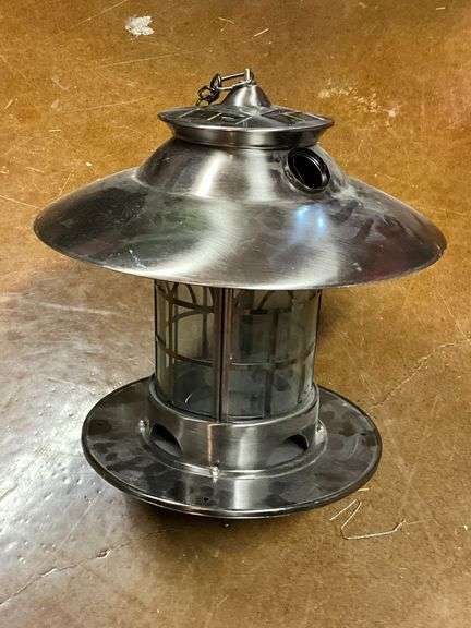 Solar lighted bird feeder image