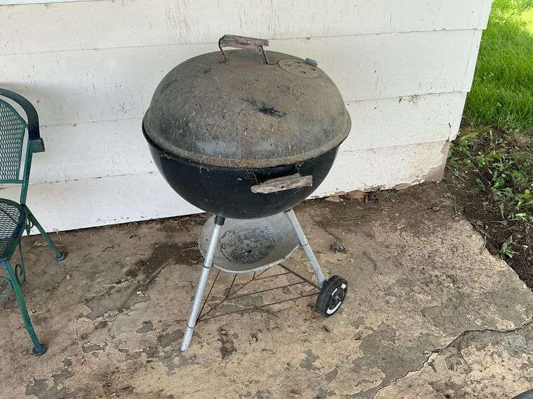 Weber kettle grill image