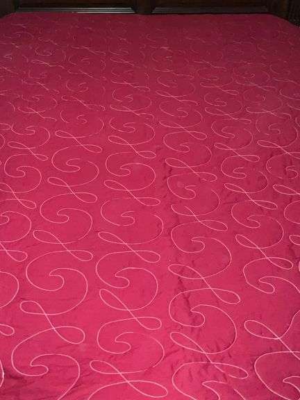 Whole cloth machine quilted quilt