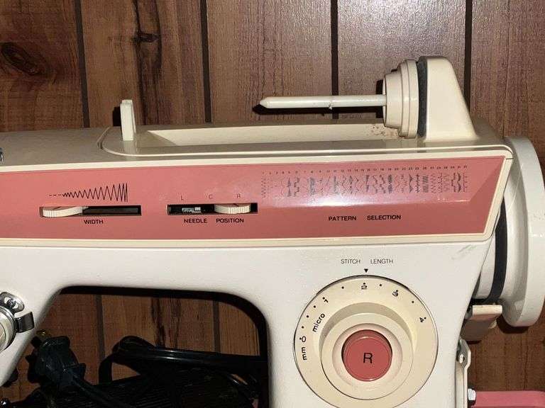 Singer Merritt 2404 sewing machine with attachments