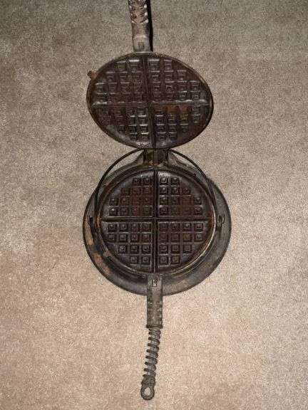 Griswold No. 8 cast iron waffle image