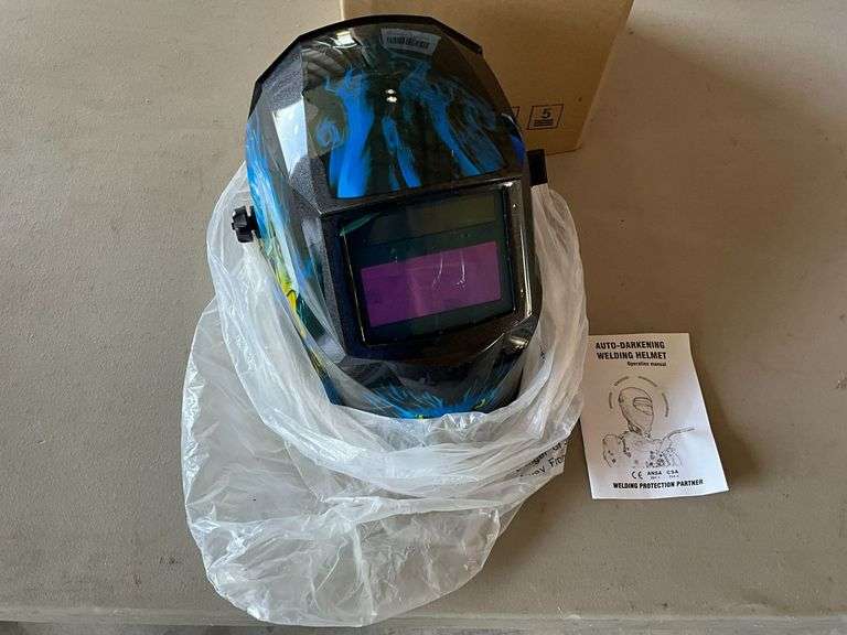 Auto darkening welding helmet image