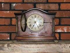 Wm. L. Gilbert Clock Co. mantle clock with 2 keys