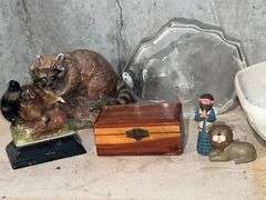 Shell dish, lion family figurine