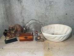 Shell dish, lion family figurine