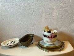 Straight razors, enamel shelf with flower pots, enamel soap dish