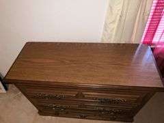 Three-drawer chest of drawers