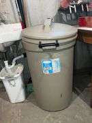 Rubbermaid Roughneck 32-gallon trash can