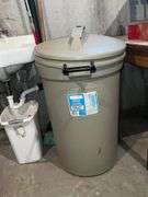 Rubbermaid Roughneck 32-gallon trash can