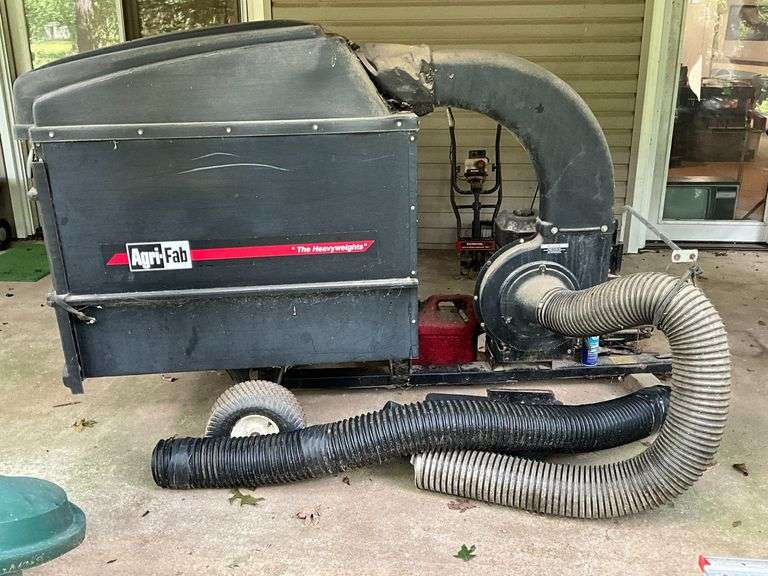 Agri-Fab yard vacuum, Briggs & Stratton 900 series engine, engine has compression image
