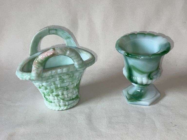 Flying Crow 764 slag glass urn, 3" T image