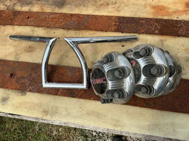 Set of GMC 6-bolt wheel caps image