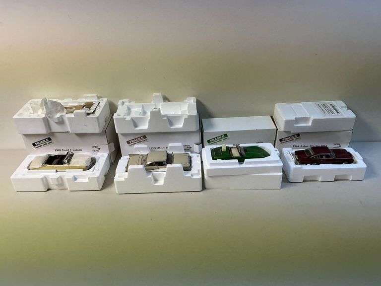 Danbury Mint Die cast cars 1975 Chevrolet Corvette convertible, 1964 Aston Martin DB5 image