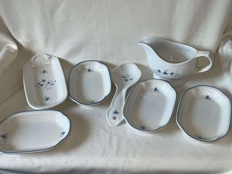 Pfaltzgraff Poetry Glossy gravy boat, spoon rests image