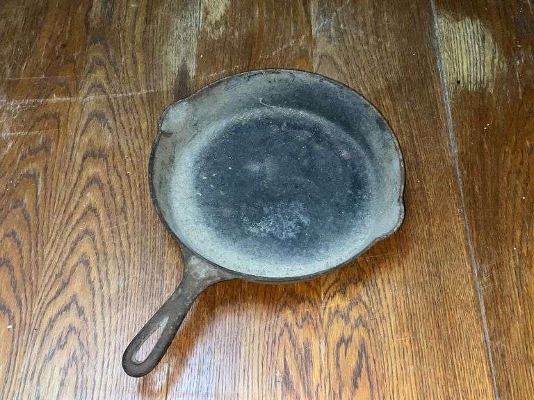 Griswold No. 8 skillet 704 image