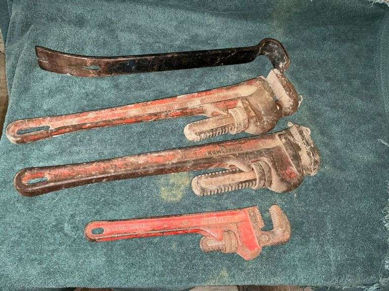 Pipe wrenches up to 18" and pry bar image