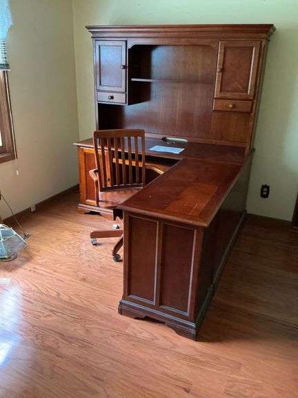 L-shaped computer desk 66" x 75" x 72" T image