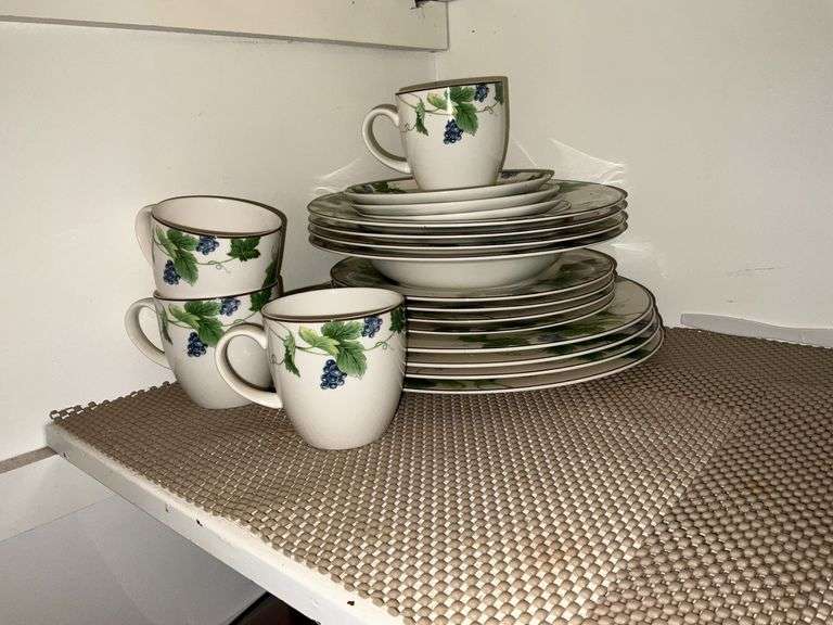 Mikasa "Optima" super strong fine china "Vineyard" image