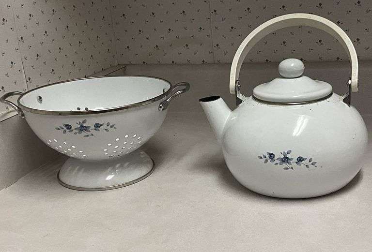 Enamel strainer with blue roses and tea kettle image