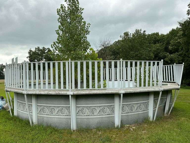 Aluminum frame pool with deck, 25' diameter, 48" T image