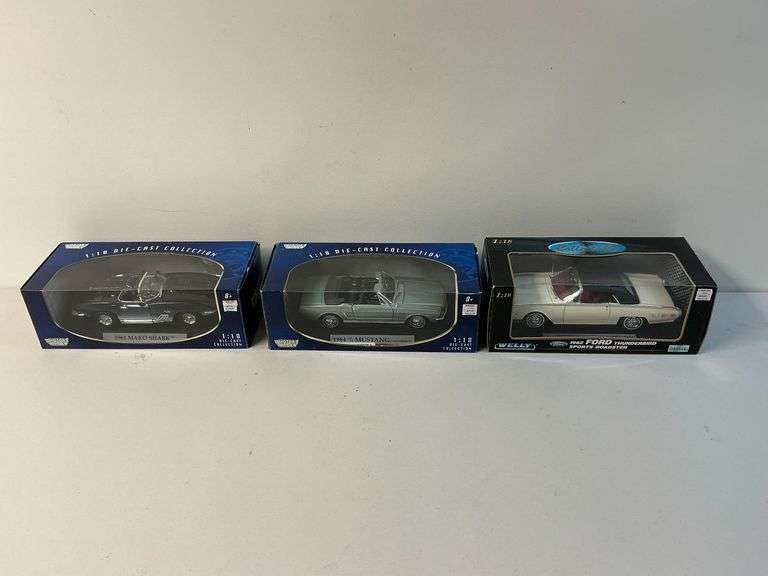 Motor Max 1/18 scale 1961 Mako Shark, 1964 1/2 Mustang image
