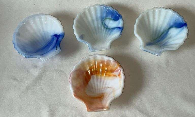 Set of 4 Akro Agate shell dishes image