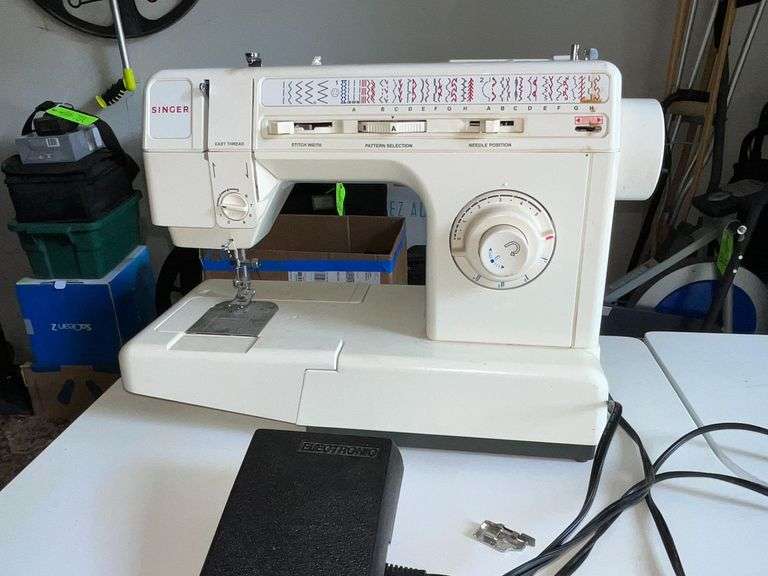 Singer sewing machine image