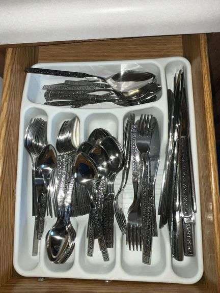 Oneida flatware set image