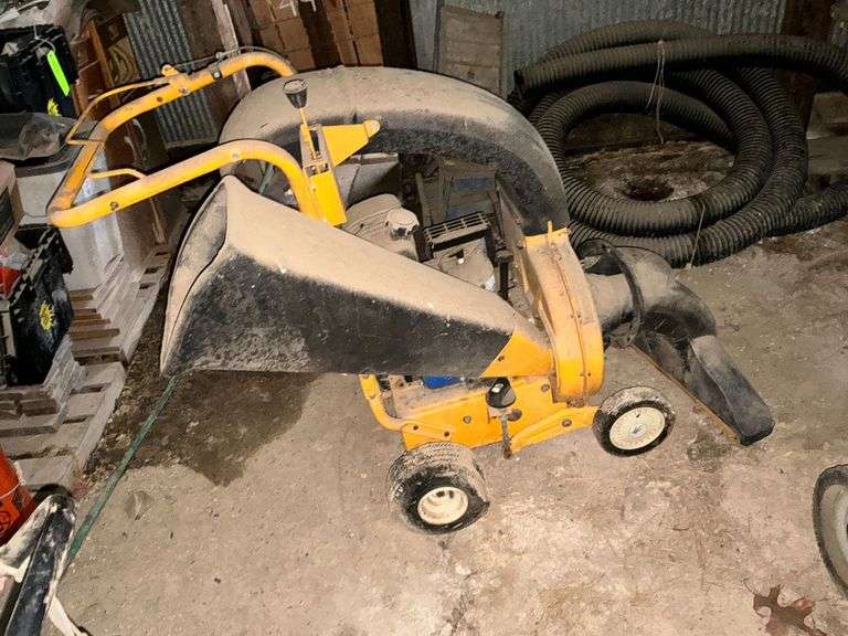 Chipper/leaf vacuum, engine has compression image