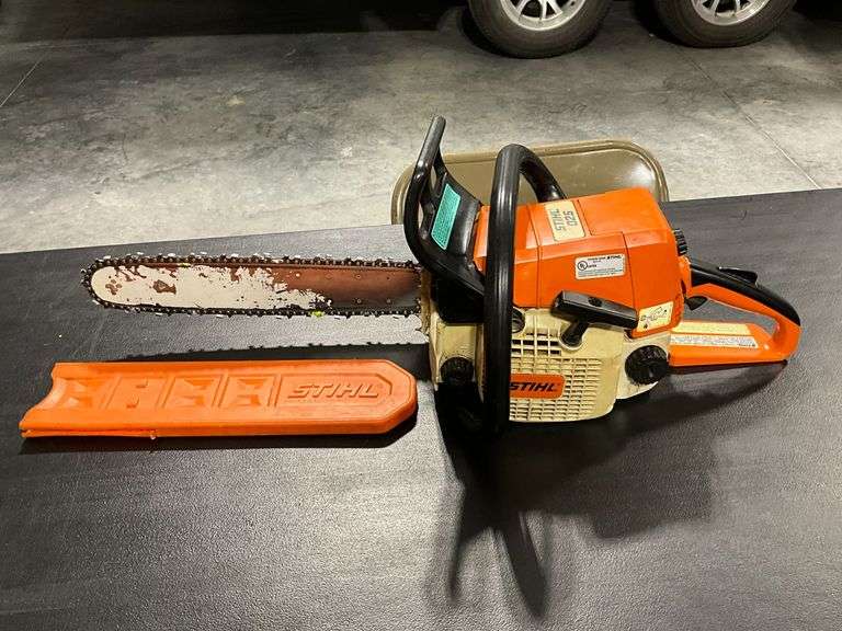 Stihl 025 chainsaw, 16" bar image