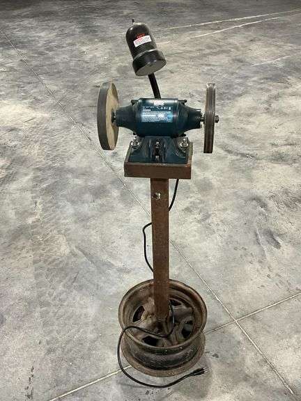 Black & Decker 6" bench grinder with polishing wheels on pedestal with light image
