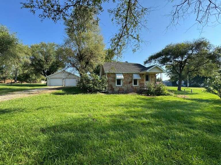 Farmhouse with Garage & Shop on 3.75± Acres – Mexico, MO – Sells to Highest Bidder image